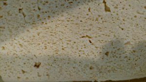 نمونه ای از نقص تورم زودرس و ایجاد بافت اسفنجی در پنیر چدار